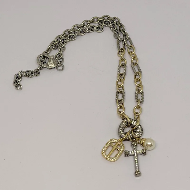 Colar dourado com pingente de laço e cristais — ref. CLR0036A