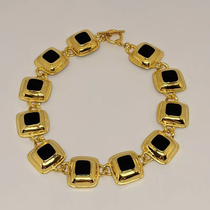 Colar dourado de placas quadradas com esmalte preto ao centro — ref. CLR0089A