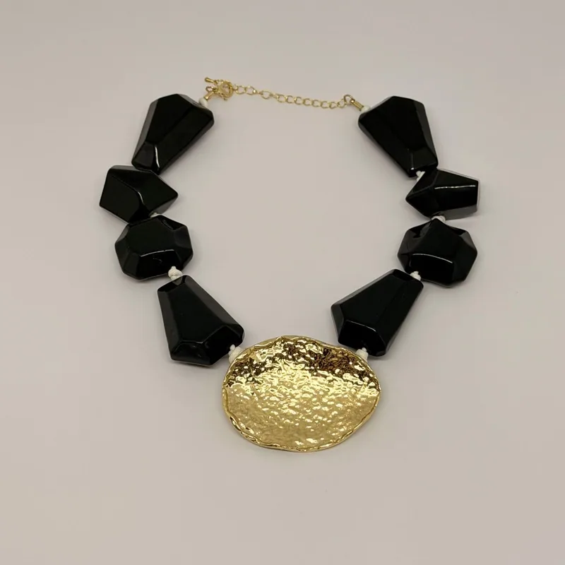 Colar dourado tipo choker com cristais cravejados — ref. CLR0006A
