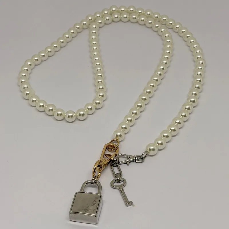 Colar longo de pérolas com pingentes de cadeado e chave em metal — ref. CLR0063A