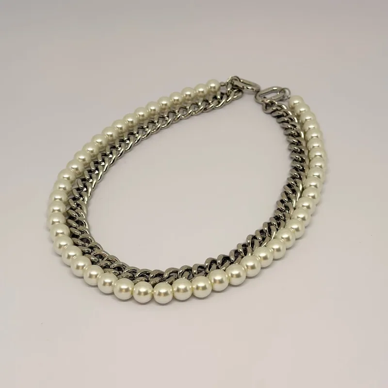 Colar de pérolas com corrente prateada entrelaçada — ref. CLR0065A