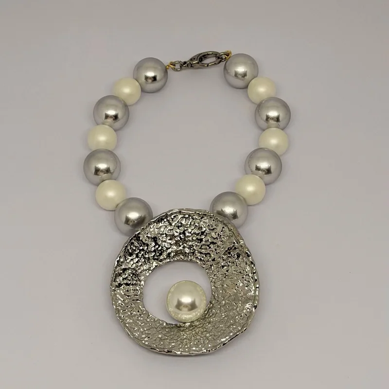 Colar de pérolas em dois tons com medalhão prateado vazado e pérola central — ref. CLR0074A