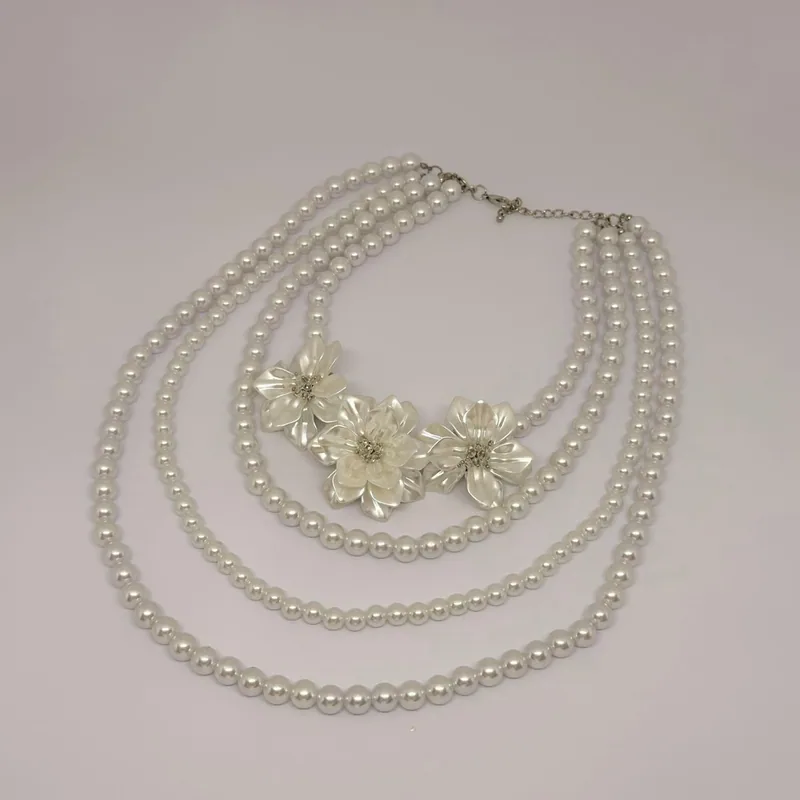 Colar de pérolas em várias voltas com flores aplicadas ao centro — ref. CLR0064A