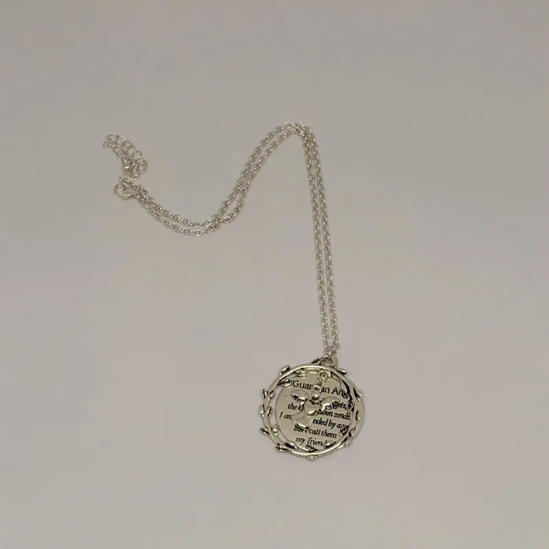 Colar prateado de corrente fina com medalhão redondo gravado — ref. CLR0081A