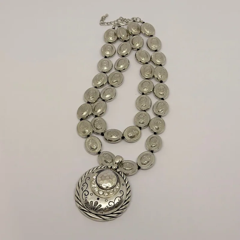 Colar prateado com cristais e design de teia intrincada — ref. CLR0049A