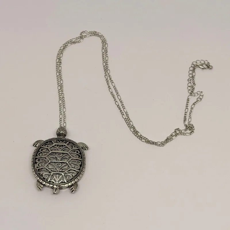 Colar prateado com design de nó e acabamento liso — ref. CLR0041A
