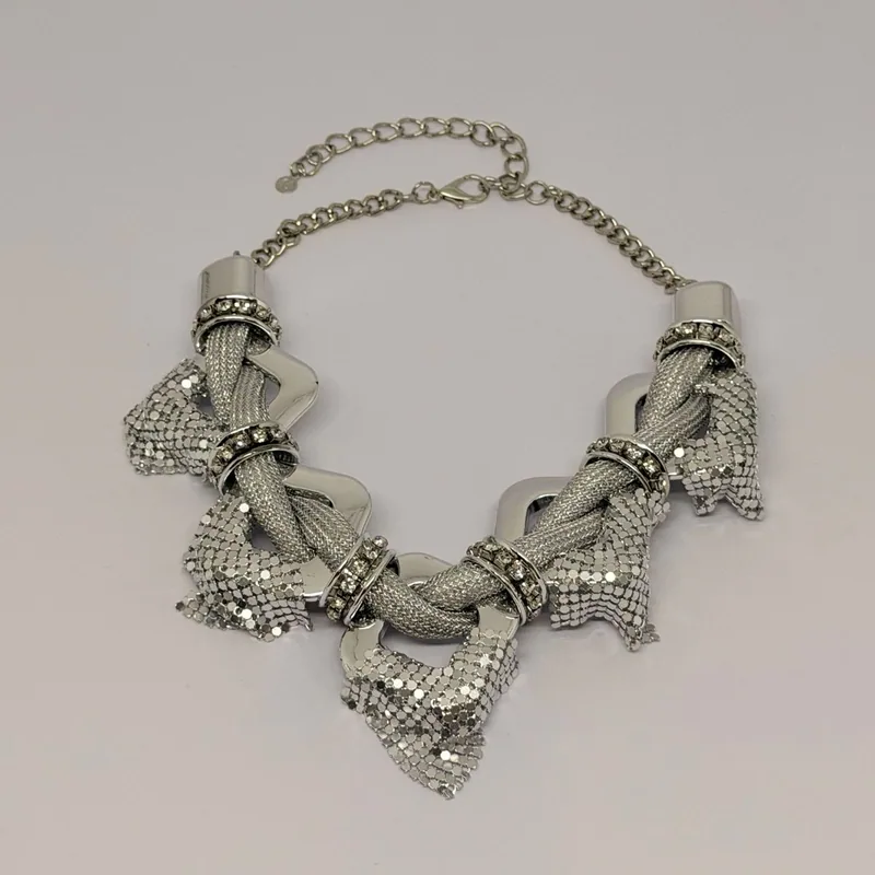 Colar prateado com design de folhas e acabamento acetinado — ref. CLR0011A