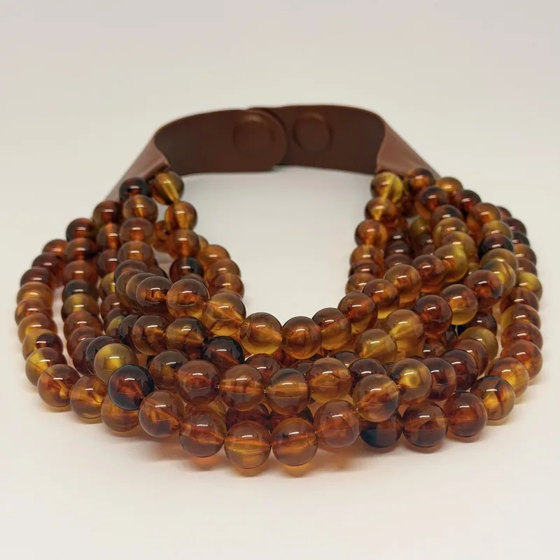 Colar prateado com design de gargantilha e pedras turquesa