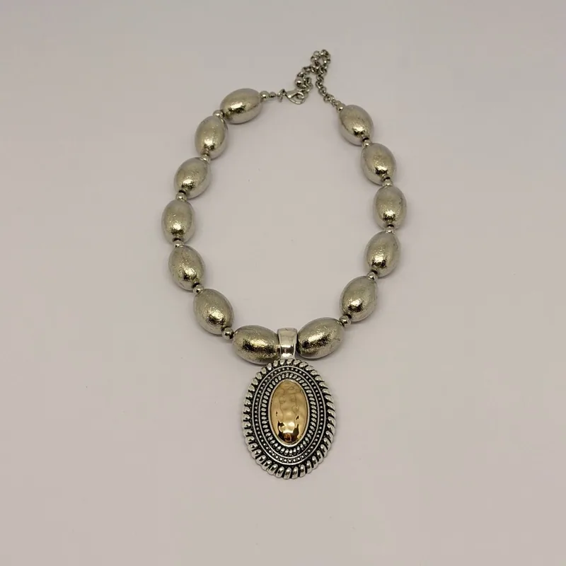 Colar prateado com design de gargantilha rígida e pérola — ref. CLR0023A