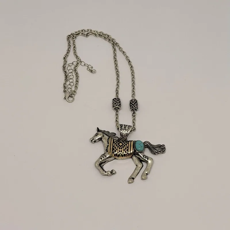 Colar prateado com pedra central oval e halo de cristais — ref. CLR0021A