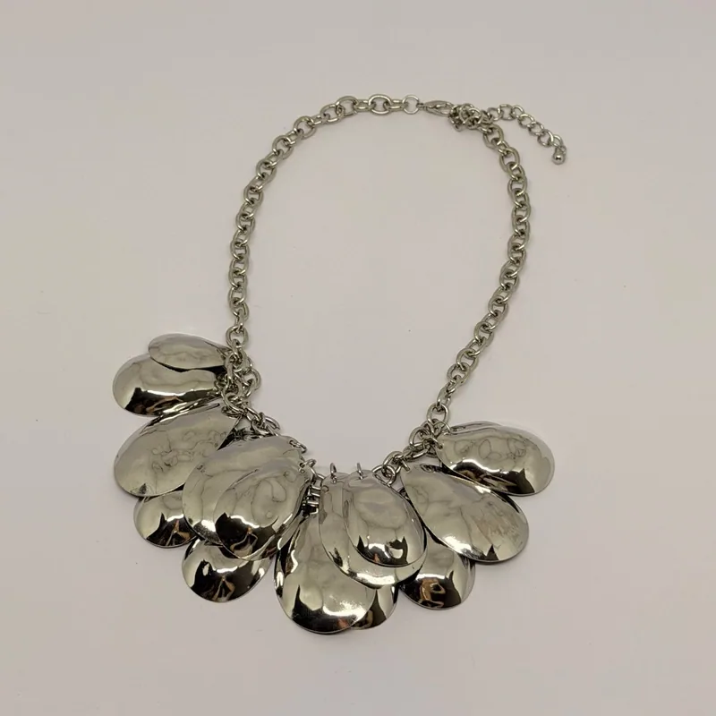 Colar prateado com pérolas em degradê de tamanhos — ref. CLR0039A