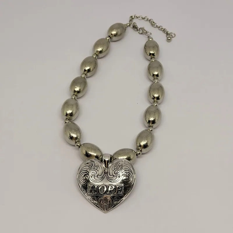 Colar prateado com placas articuladas e gravuras — ref. CLR0047A