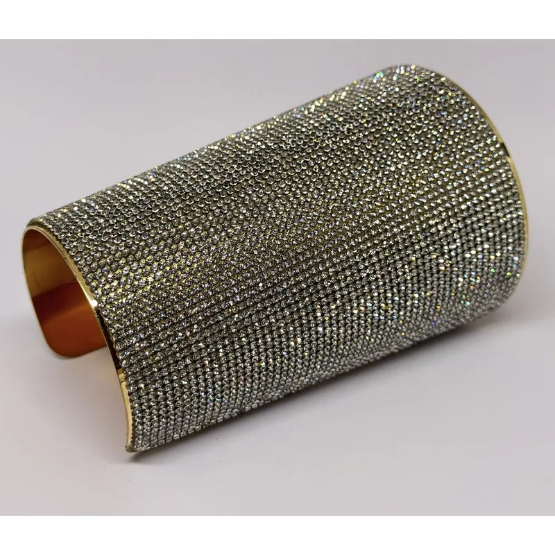 Cuff extra largo com cristais cintilantes sobre base dourada
