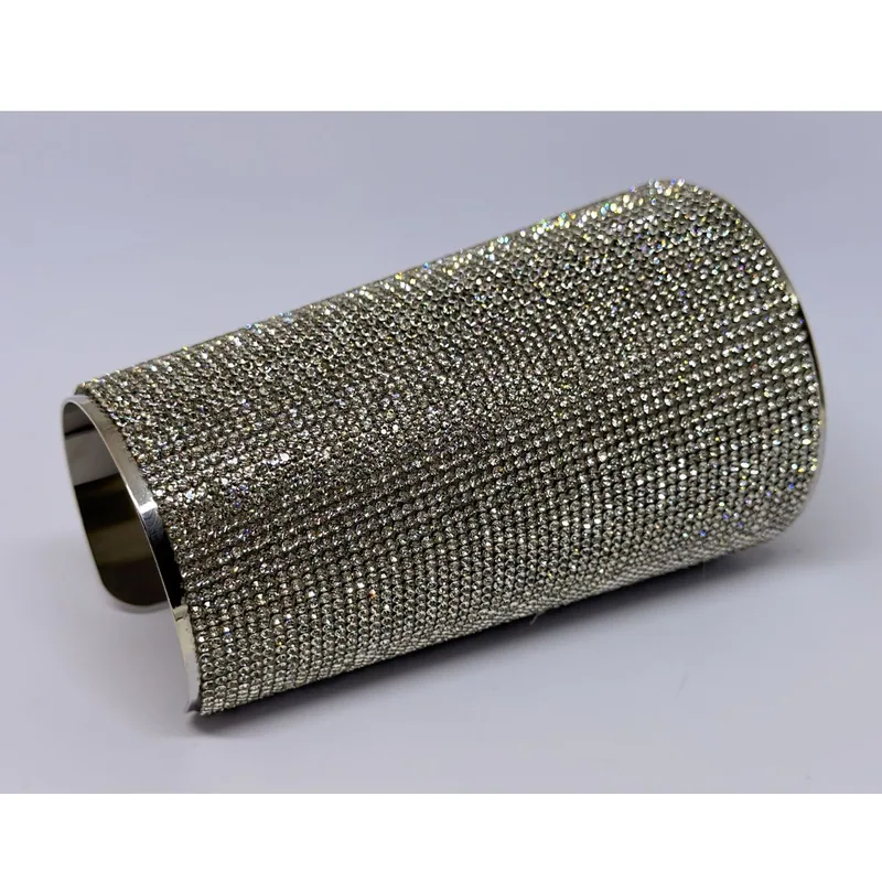 Cuff extra largo com cristais prateados sobre base metálica