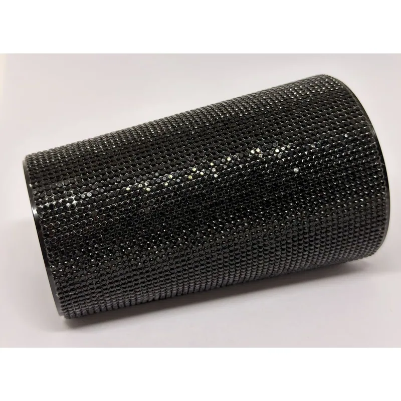 Cuff extra largo revestido com cristais negros brilhantes